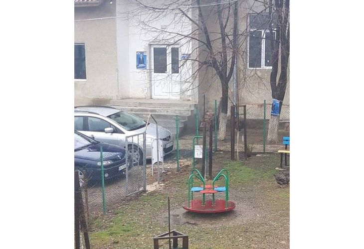 Плакати на ДПС не са премахнати от двора на кметството на с.Зайчар Плакати на ДПС не са премахнати от двора на кметството на с.Зайчар
